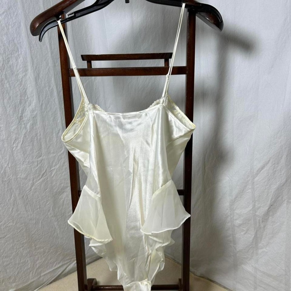 Victoria's Secret cream satin beaded vintage lingerie with lace‎ detailing - Picture 2 of 4